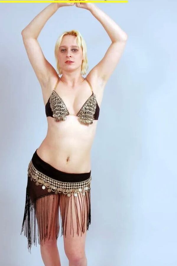 Fotoshooting mit der blonden Spermaschlampe Dany Sun als Bauchtänzerin