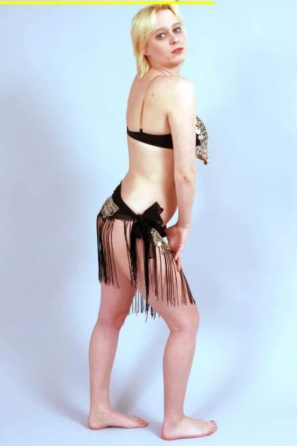 Fotoshooting mit der blonden Spermaschlampe Dany Sun als Bauchtänzerin