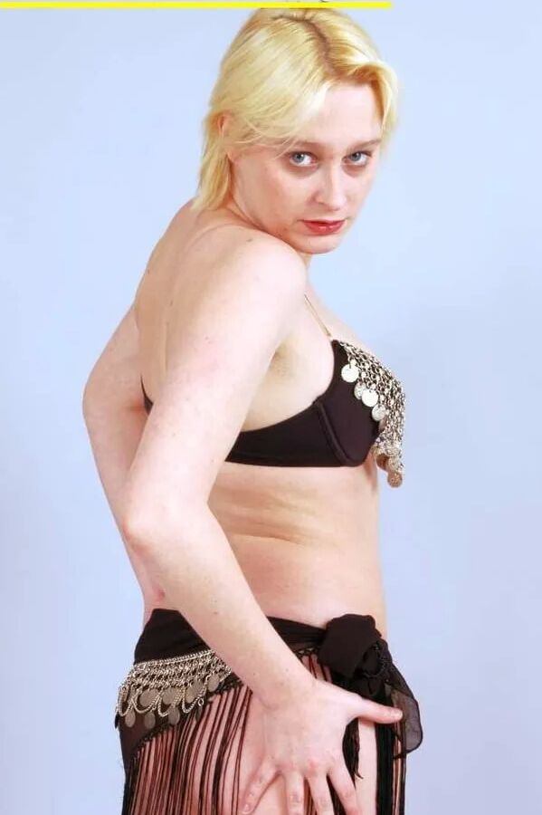 Fotoshooting mit der blonden Spermaschlampe Dany Sun als Bauchtänzerin