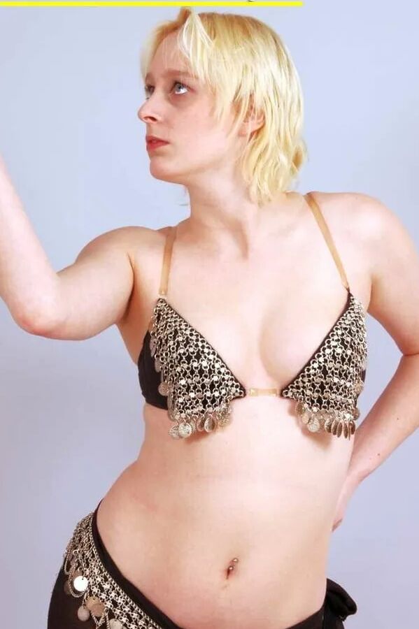 Fotoshooting mit der blonden Spermaschlampe Dany Sun als Bauchtänzerin