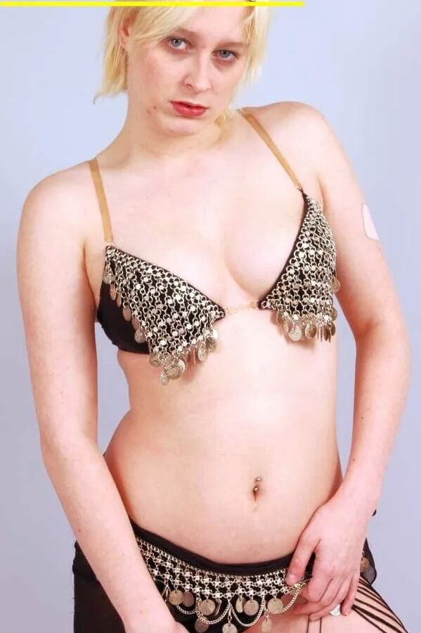 Fotoshooting mit der blonden Spermaschlampe Dany Sun als Bauchtänzerin