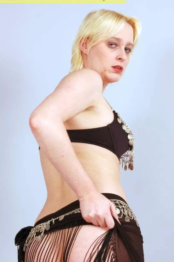 Fotoshooting mit der blonden Spermaschlampe Dany Sun als Bauchtänzerin