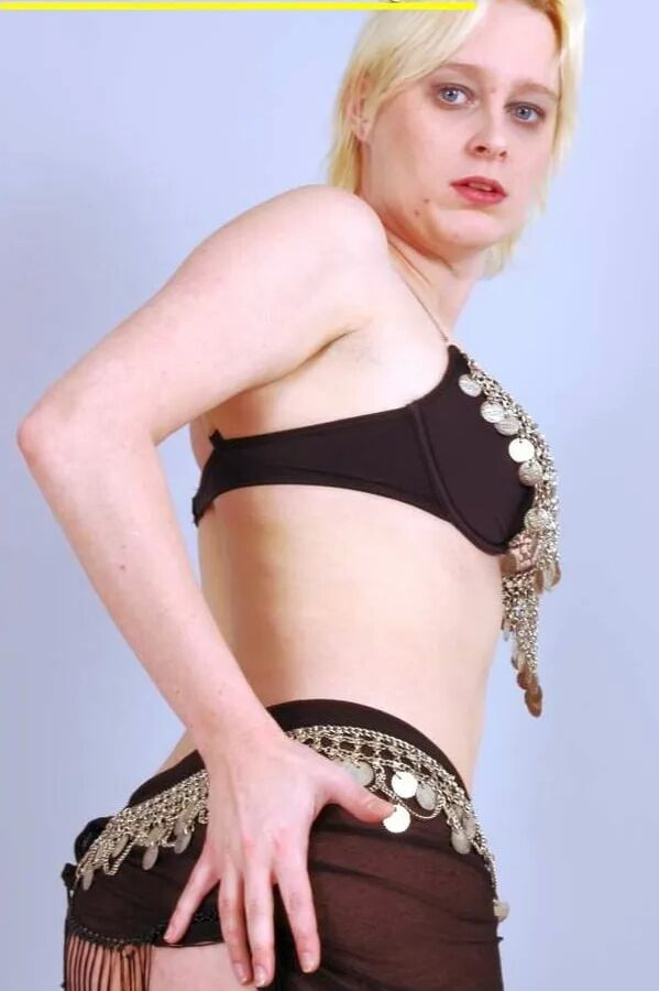 Fotoshooting mit der blonden Spermaschlampe Dany Sun als Bauchtänzerin