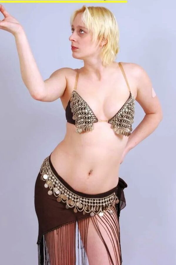 Fotoshooting mit der blonden Spermaschlampe Dany Sun als Bauchtänzerin