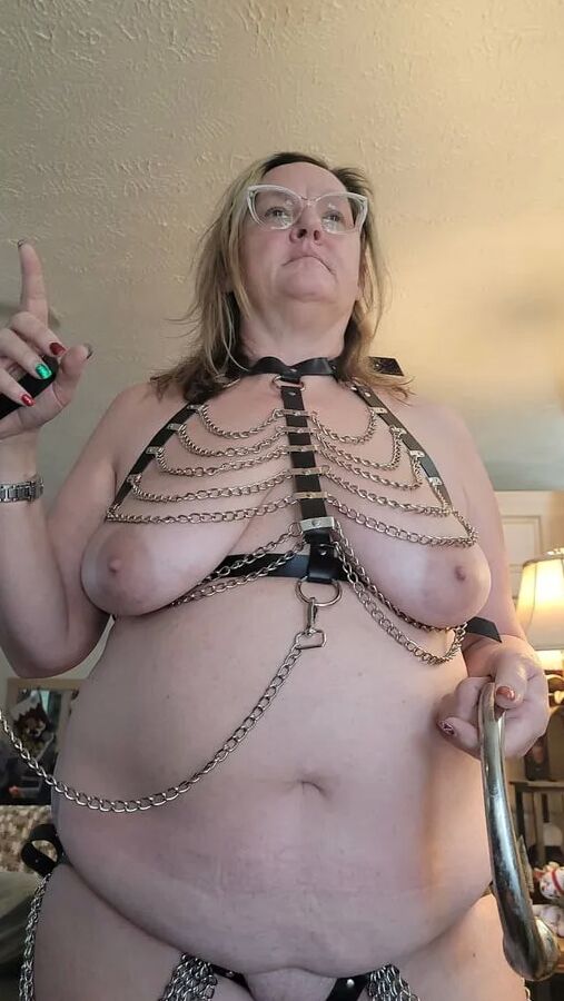 Mature BBW in leather and chain