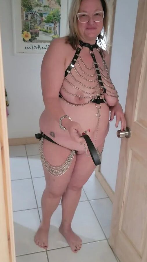Mature BBW in leather and chain
