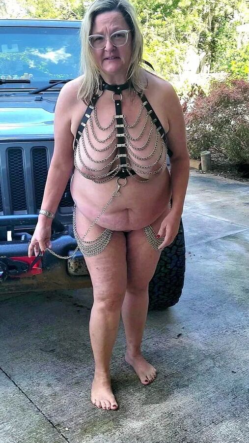 Mature BBW in leather and chain