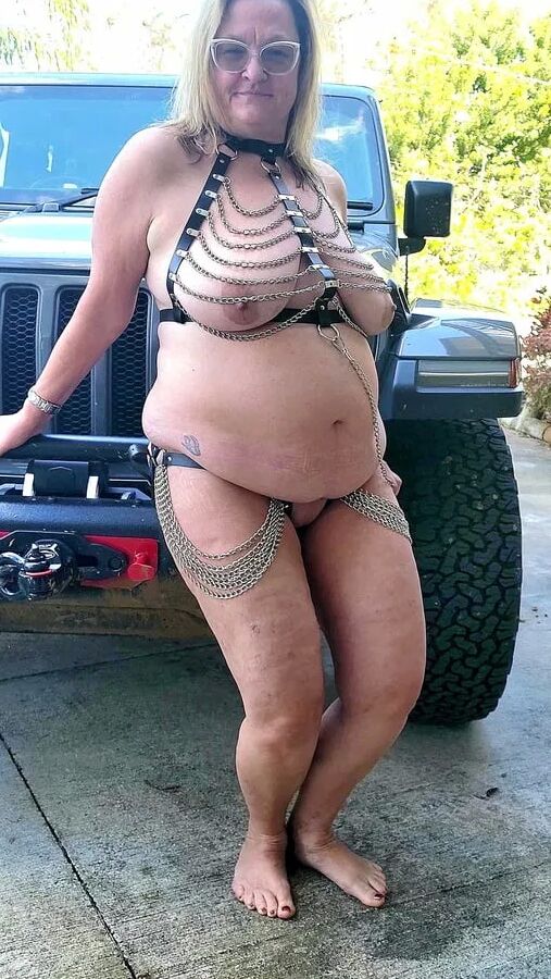 Mature BBW in leather and chain
