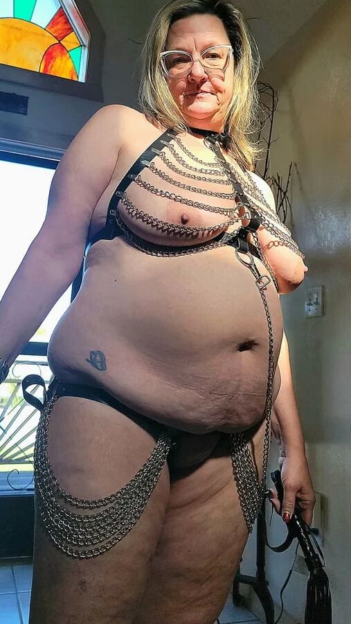 Mature BBW in leather and chain
