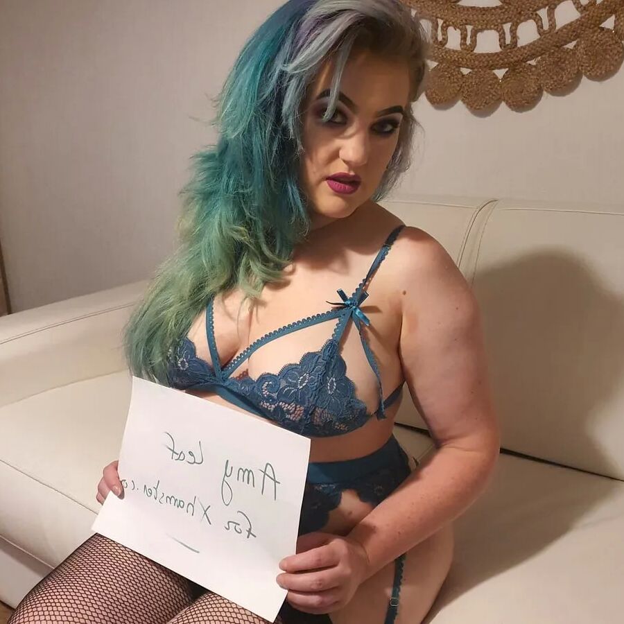 Hot MILF Amy Leaf