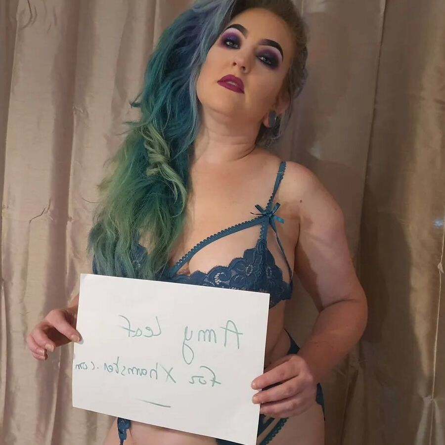 Hot MILF Amy Leaf