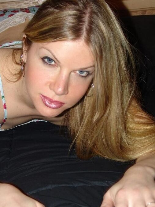Superstar Vicki Richter being naughty at home