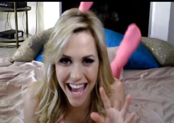 My NEW PICS bye on my show RIGHT now
