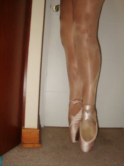 Hot ballet pointe shoes