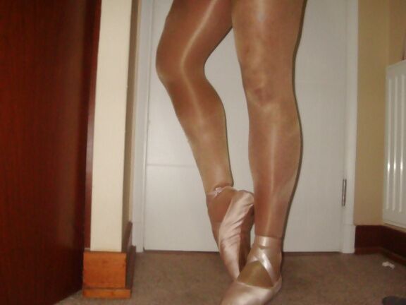 Hot ballet pointe shoes