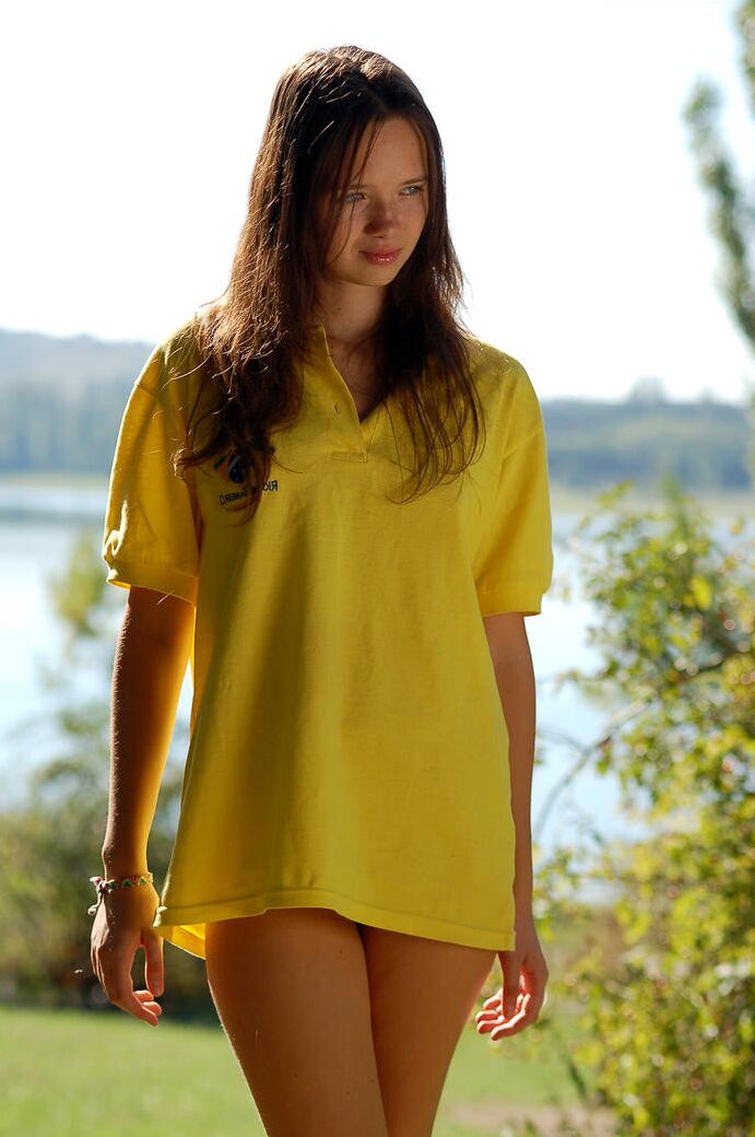 Ado russe nue avec de beaux seins et une chatte rasée s'amuse en plein air