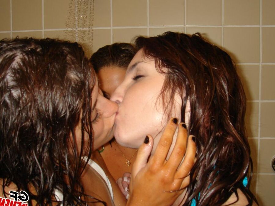 Amateur college girls pleasure each other in the shower