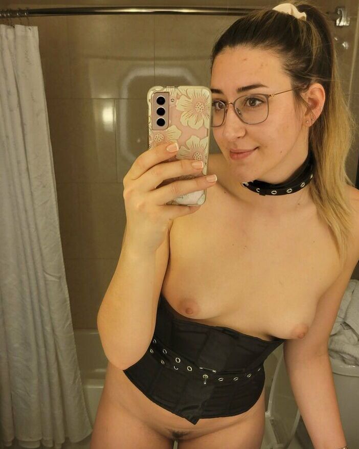 Collaredbabe nude