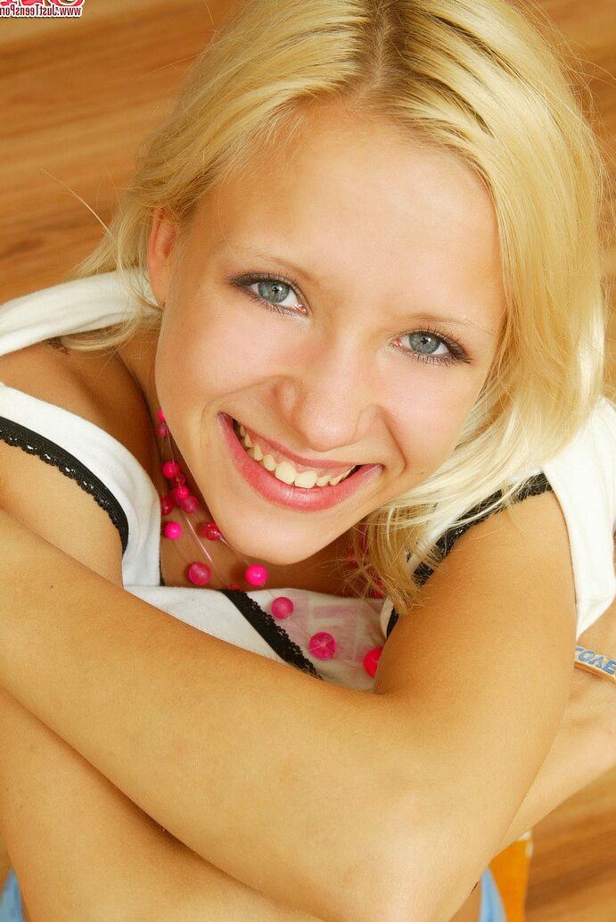 Masturbating teenie