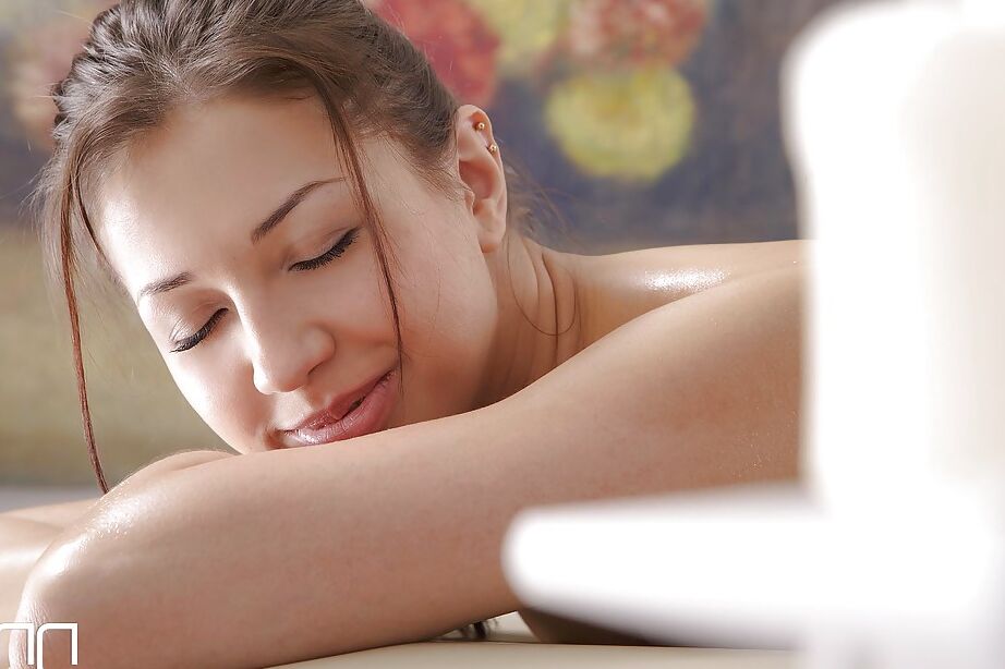 Der junge Amateur-Teenager Jordan wird während der Massage hart in die Muschi gefickt