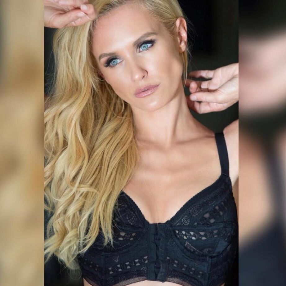 Nicky Whelan Sexy