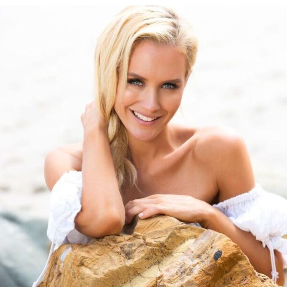 Nicky Whelan Sexy