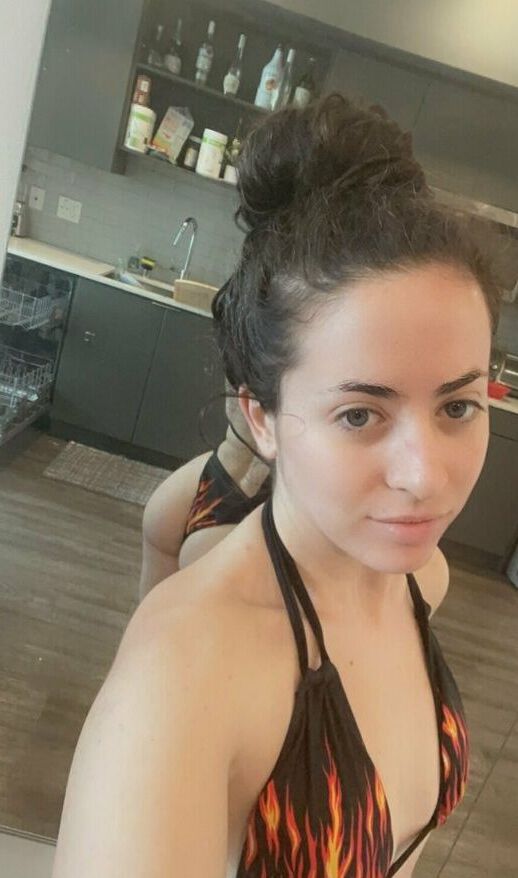 Courtney Sanderson nude