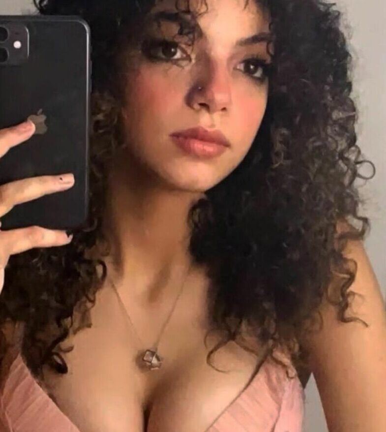 Saffia nude