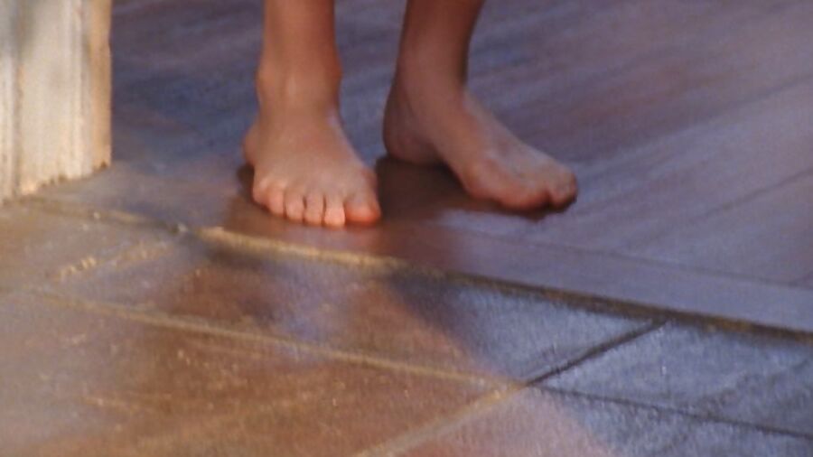 Yvonne Strahovski - Legs & Feet