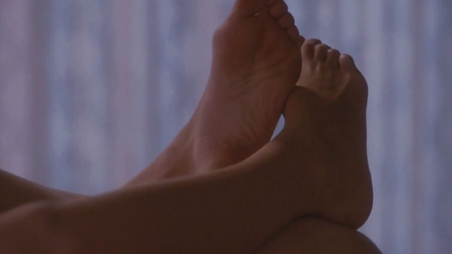 Yvonne Strahovski - Legs & Feet