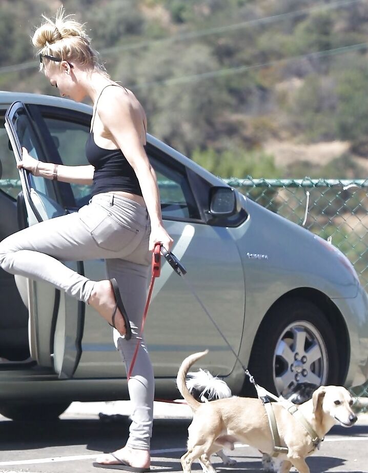 Yvonne Strahovski - Legs & Feet