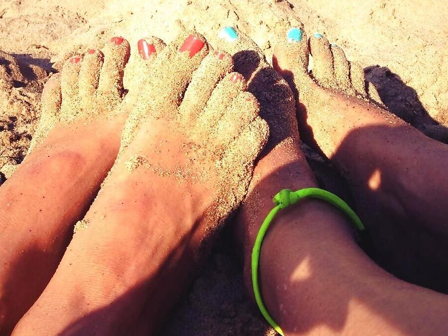 Yvonne Strahovski - Legs & Feet