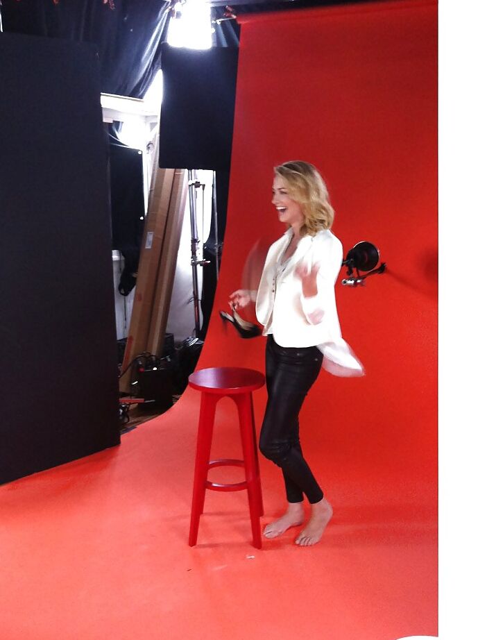 Yvonne Strahovski - Legs & Feet