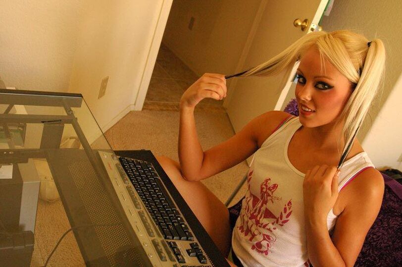Pictures of wet peach Lindsay getting slutty at the computer