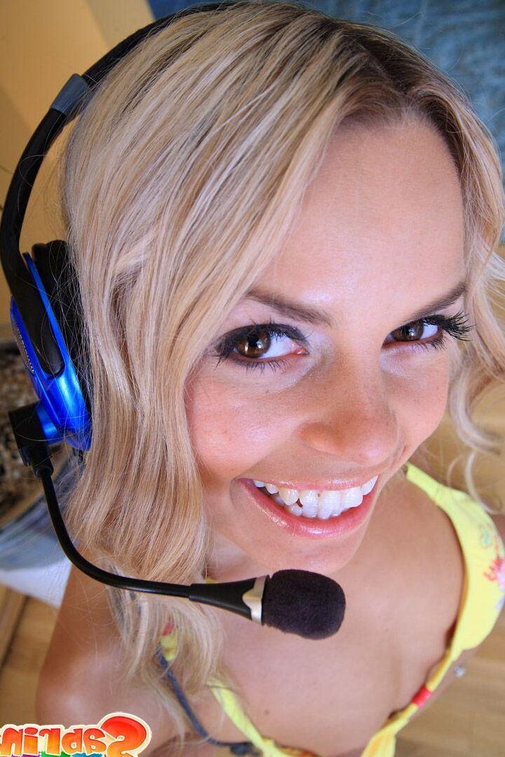 Fotos de la puta joven sabrina blond teniendo sexo telefónico caliente contigo