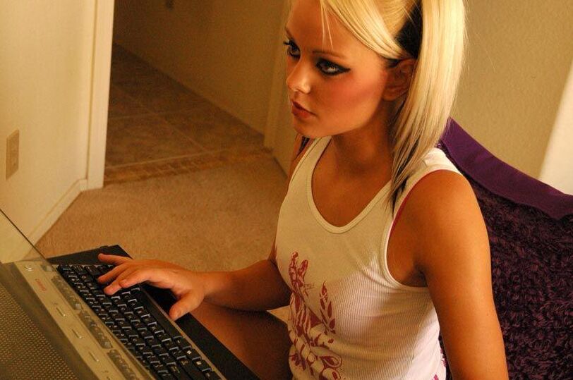 Pictures of wet peach Lindsay getting slutty at the computer
