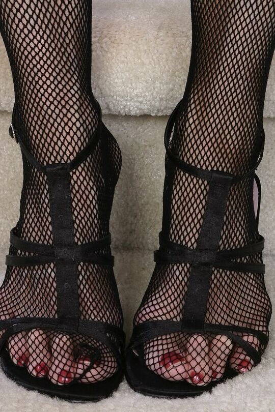Kinky mature in sexy fishnet pantyhose