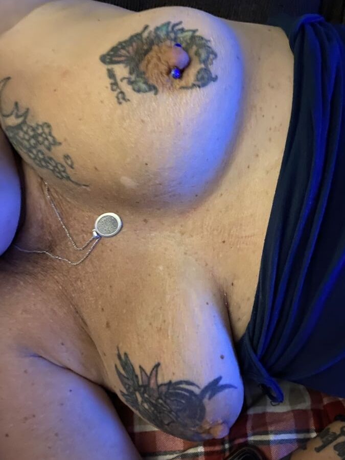 Random pics of her saggies