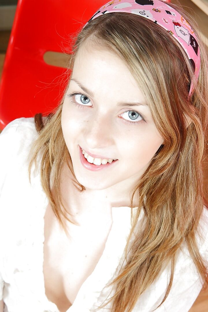Kleines Mädchen mit blauen Augen.
