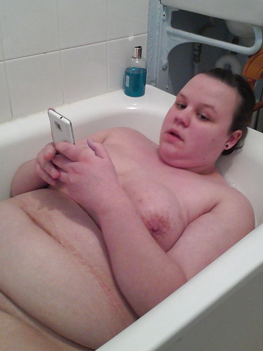Sneaky pics of gf in bath