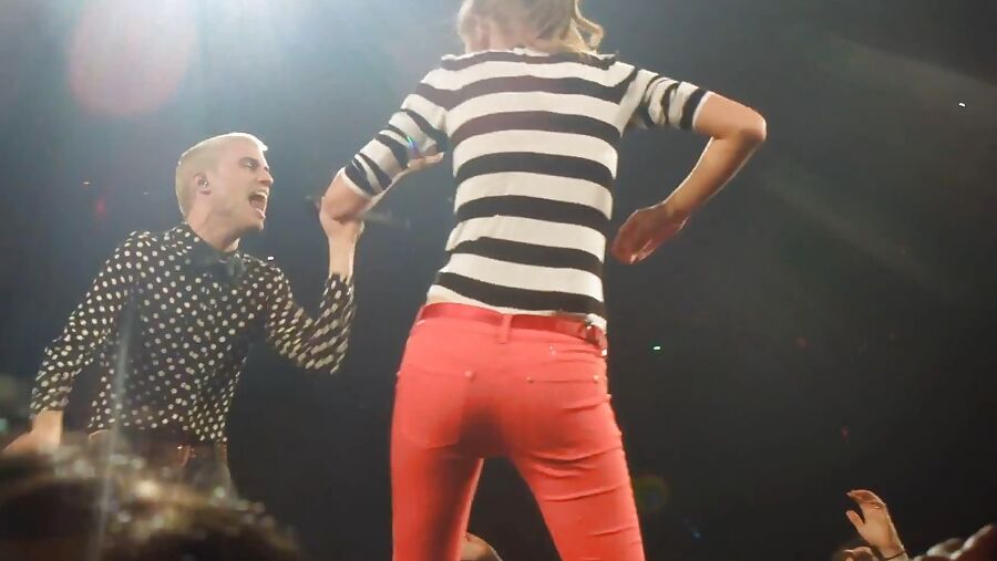 Taylor Swinft in tight jeans showing ass