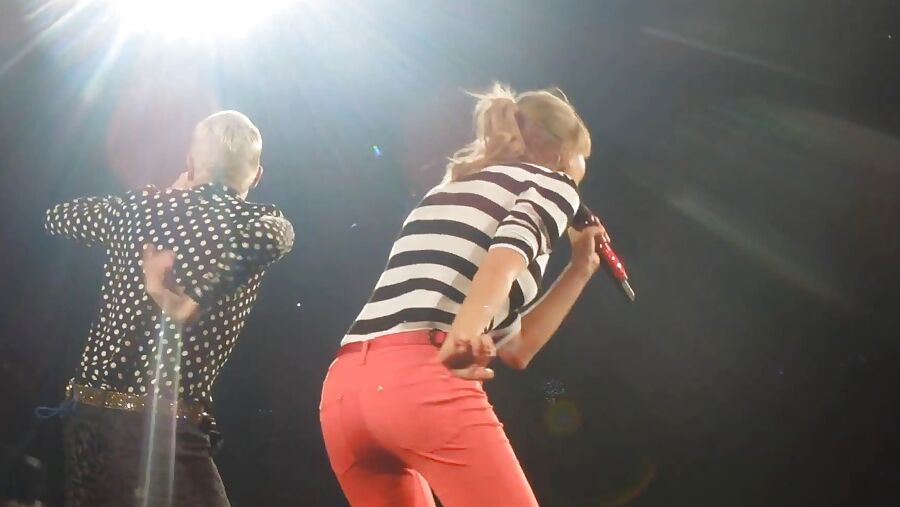 Taylor Swinft in tight jeans showing ass
