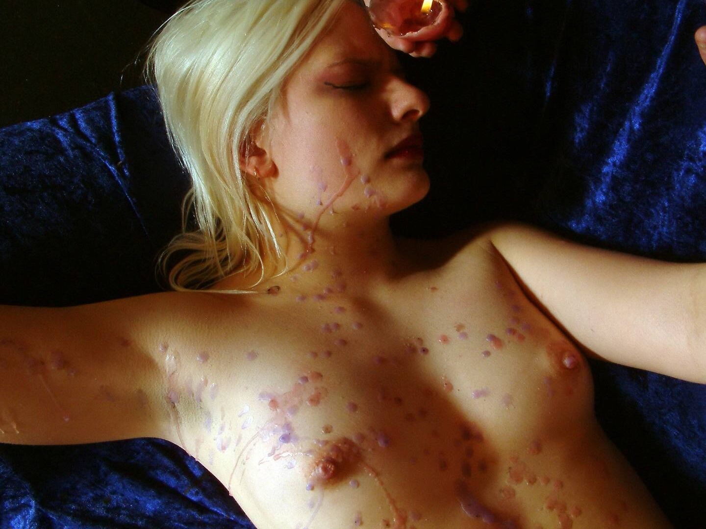 Esclave blonde britannique fétichiste dans un tourment extrême de cire chaude pour le visage bdsm