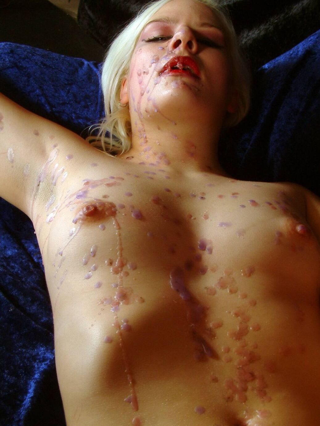 Esclave blonde britannique fétichiste dans un tourment extrême de cire chaude pour le visage bdsm