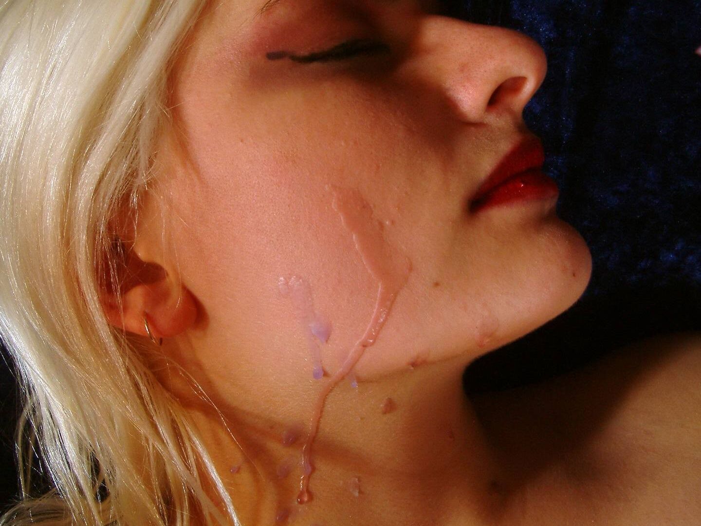 Esclave blonde britannique fétichiste dans un tourment extrême de cire chaude pour le visage bdsm