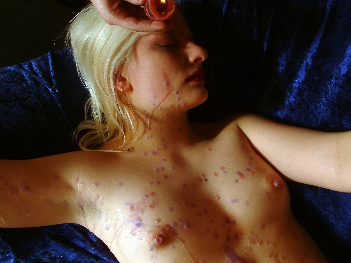 Esclave blonde britannique fétichiste dans un tourment extrême de cire chaude pour le visage bdsm