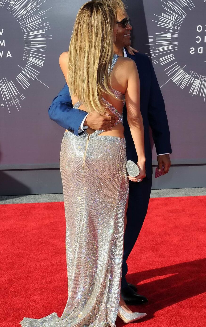 Jennifer Lopez braless and pantyless flashing her pussy in revealing silver dres