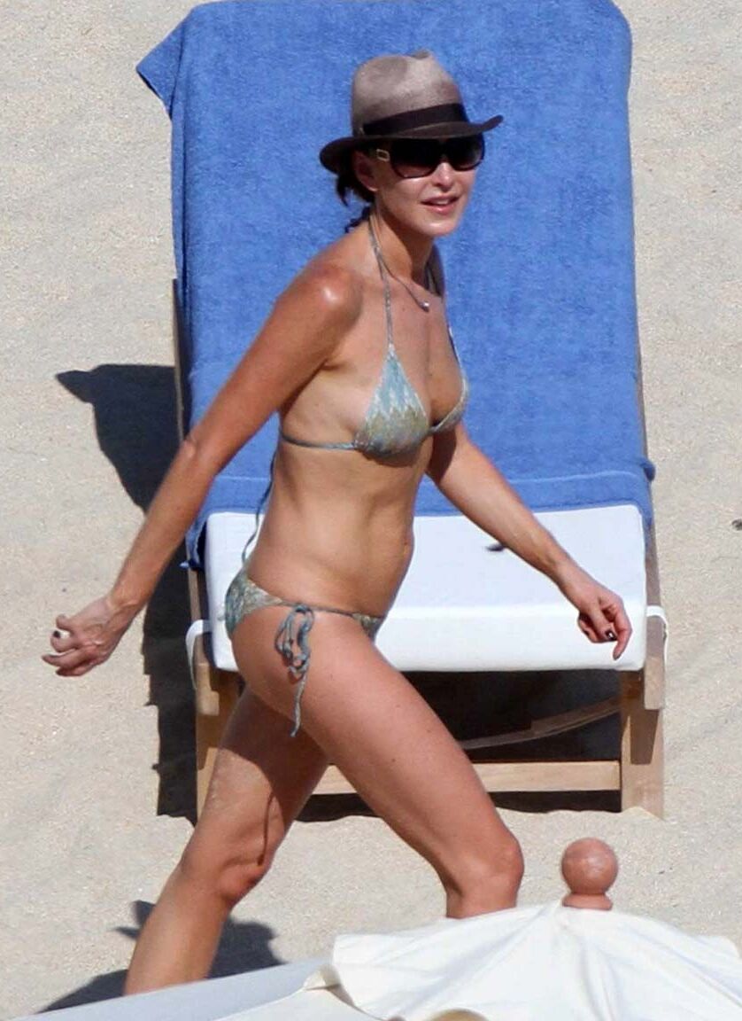 Tamara Mellon exposing her nice big boobs on beach and sexy in bikini