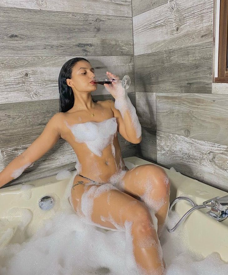 Esmeraldaremig nude