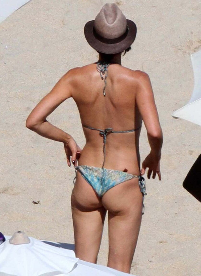 Tamara Mellon exposing her nice big boobs on beach and sexy in bikini